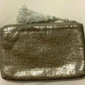 Women’s 80s small clutch. Mesh silver tone metallic.